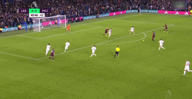 拿来吧你！柏林赫塔球员一把抢过对手教练给球员的战术小纸条