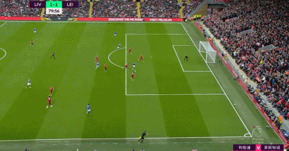 贝克汉姆捧杯狂喜，14岁小七穿抹胸太成熟，大儿子却在家熬汤